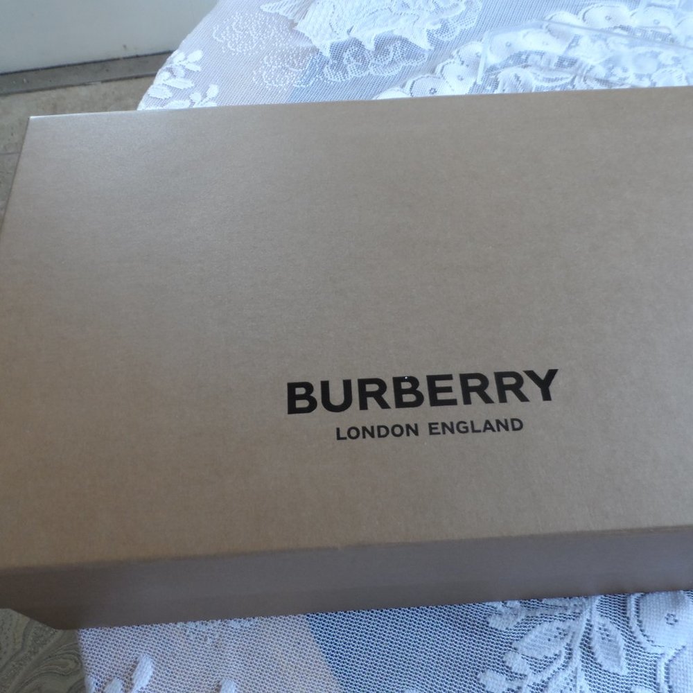 New Burberry Light Green Patent Leather Heeled Pumps Size 36.5 M - Picture 15 of 15